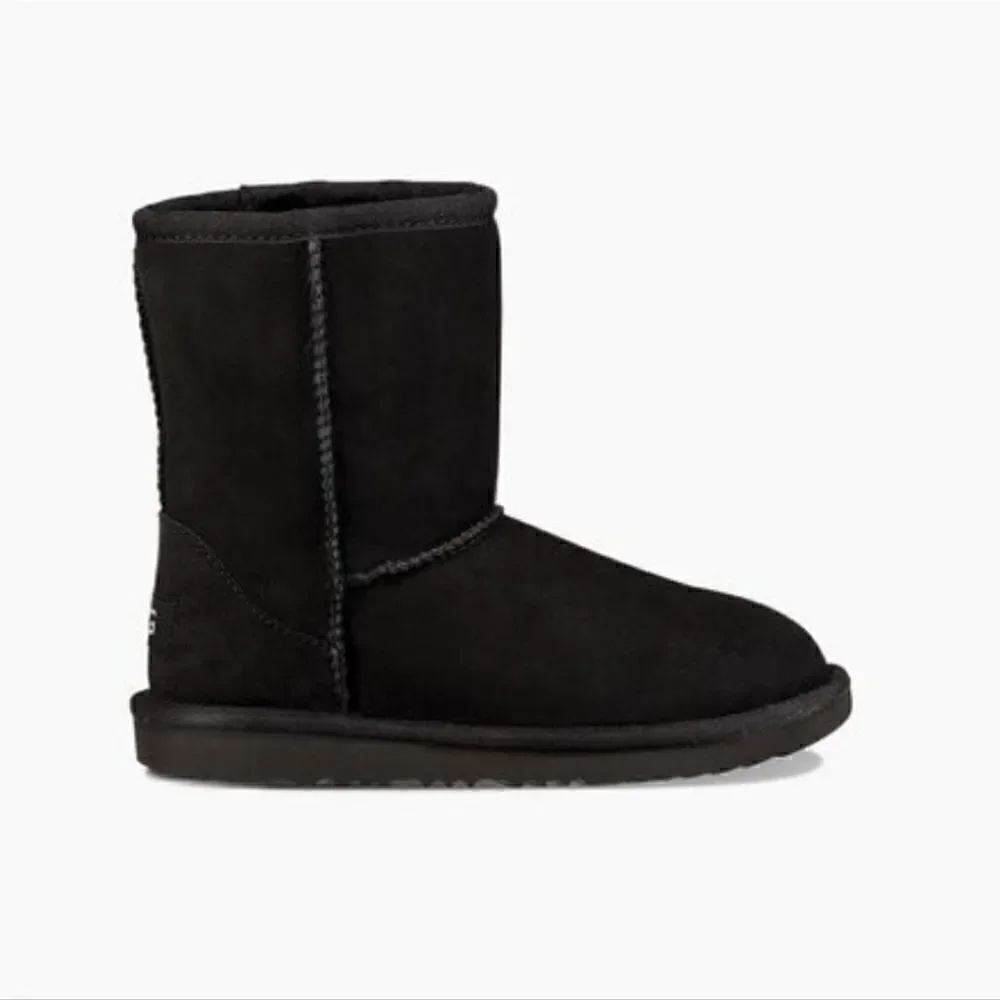 UGG Kids Classic II Boots black size 5 (Youth)